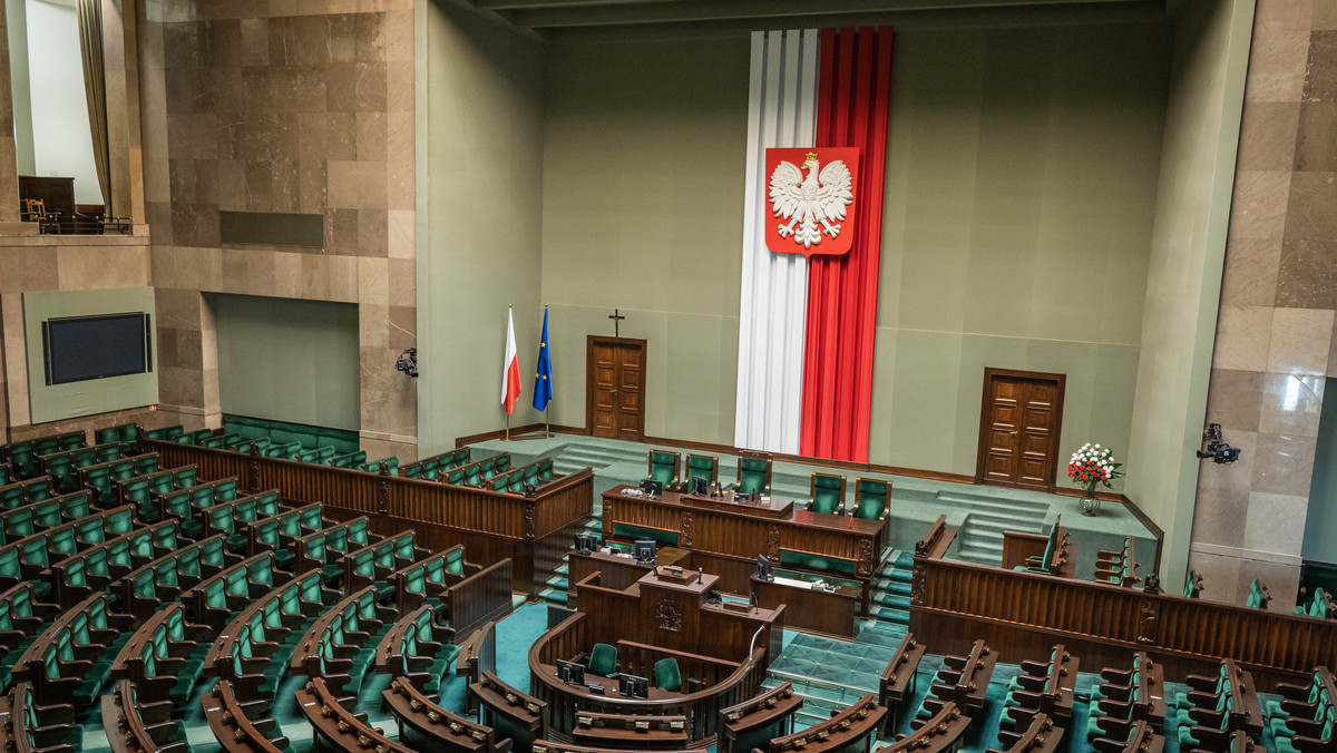 Gdyby wybory odbyły się dzisiaj, Zjednoczona Prawica znów sięgnęłaby po zwycięstwo - wynika z sondażu opublikowanego przez portal wpolityce.pl. Uwagę zwraca bardzo dobry rezultat ugrupowania Szymona Hołowni, które osiągnęło najlepszy wynik ze wszystkich partii opozycyjnych. Podobnie wynika z badania przeprowadzonego przez Centrum Badań Opinii Społecznej.