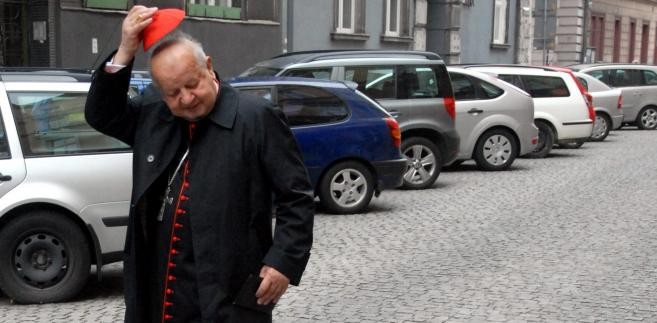 Kardynał Stanislaw Dziwisz w Krakowie po wyjściu z lokalu wyborczego, gdzie oddał swój głos w wyborach parlamentarnych. Fotografia Marka Lasyka otrzymała trzecie miejsce za zdjęcie pojedyncze w kategorii 