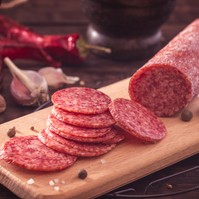 Vastagbélrák: a szalámik adalékanyagai növelhetik a rák kockázatát