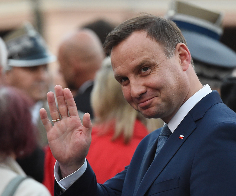 Andrzej Duda w rozmowie z DGP zapowiedział, że na pierwszy ogień pójdą projekty dotyczące wieku emerytalnego oraz kwoty wolnej od podatku. Prezydent zobowiązał się do przygotowania i złożenia tych dwóch najważniejszych projektów w przeciągu pierwszego roku swojej prezydentury. Jeżeli nie uda się zrealizować tej obietnicy - Andrzej Duda ustąpi z urzędu.