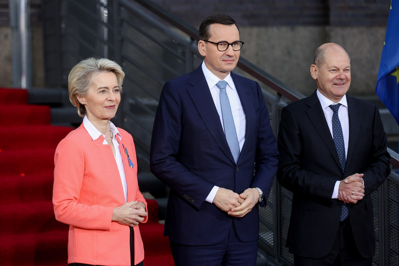 Przewodnicząca Komisji Europejskiej Ursula von der Leyen, kanclerz Niemiec Olaf Scholz i premier Polski Mateusz Morawiecki podczas konferencji o odbudowie Ukrainy, Berlin, 25 października 2022 r.