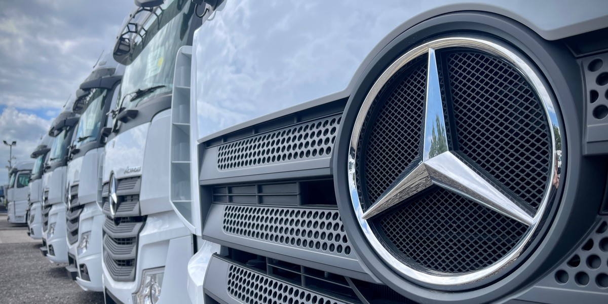 Kabiny ciężarówek Mercedes-Benz zaparkowane przed firmowym salonem, Bristol, Anglia, 8 maja 2022.