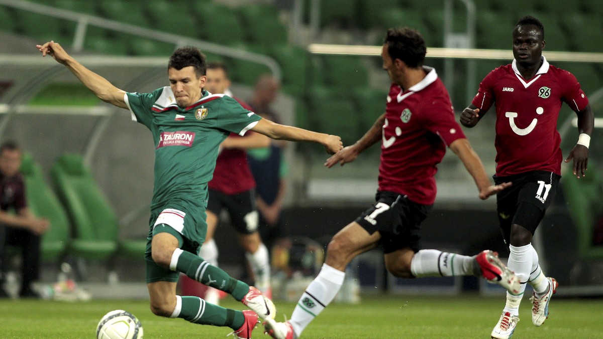 Dwóch niemieckich kibiców podejrzanych o próbę wniesienia materiałów pirotechnicznych na stadion przed rozpoczęciem meczu Śląsk Wrocław - Hannover 96 (3:5) w Lidze Europy zatrzymali wrocławscy policjanci. Grozi im do 5 lat więzienia.