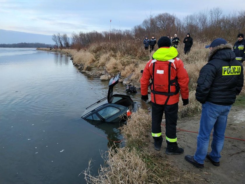 Piwonin: Auto stoczyło się do Wisły. Kierowca nie zaciągnął hamulca ręcznego