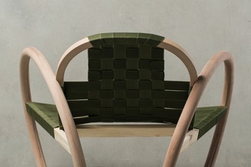 Kalivoda Flóra Anna: BÅGE. A Sellaton Design Kft. támogatásával készült karosszék kétféle Thonet elemből épül fel. Formája ösztönösen vezeti a használót, hívogat a pihenésre. A bükkfa természetes árnyalata időtlen, a szövött heveder pedig kortárs frissességet visz a klasszikus alapok közé