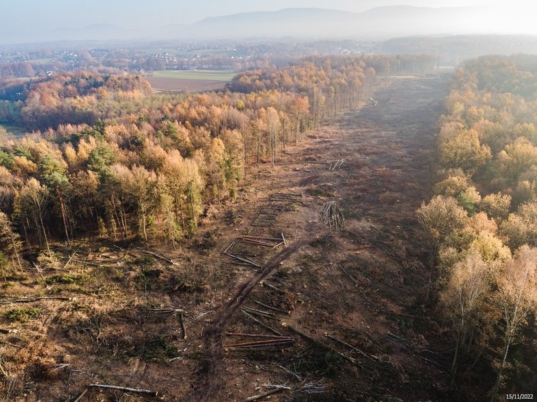 Budowa drogi ekspresowej S-1 - odcinek Dankowice - węzeł Suchy Potok - zdjęcia z drona - 15.11.2022 - autor: GDDKiA