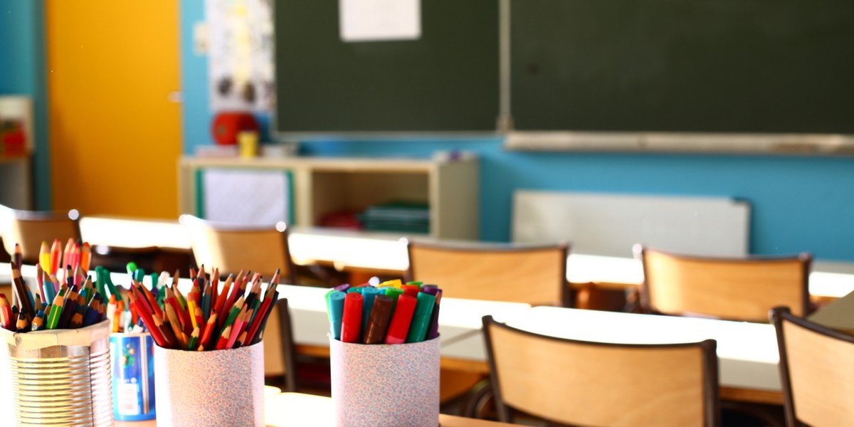 Rząd z powodu koronawirusa zawiesił lekcje w szkołach i zajęcia na uczelniach. Związki zawodowe ostrzegają, że wytyczne dot. wynagrodzeń w tym okresie nie są jasne i mogą sprawić, że nauczyciele będą się zwracać do sądów pracy. 