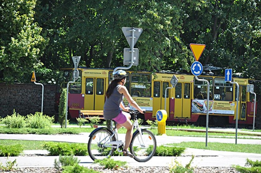 Strażnicy uczą najmłodszych bezpiecznej jazdy na rowerze