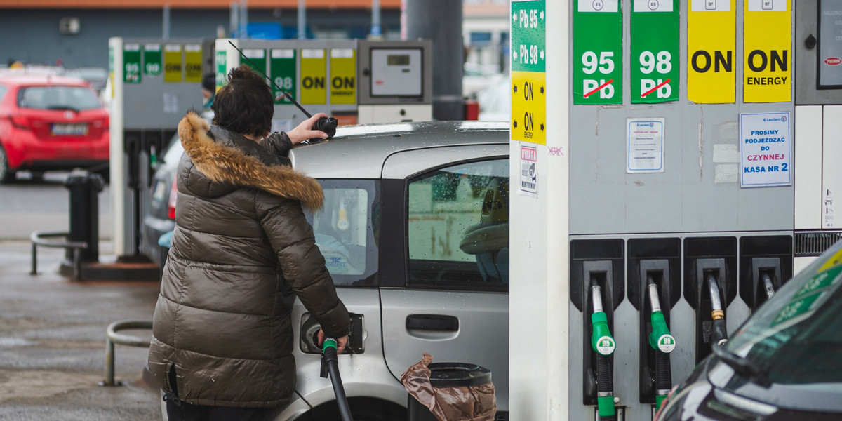 Za litr benzyny i oleju napędowego płacimy już średnio o 9-10 gr więcej niż przed tygodniem.