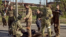 Vége a véres ostromnak: minden ukrán megadta magát az Azovsztal gyárban – A parancsnokot speciális járművel vitték el az oroszok