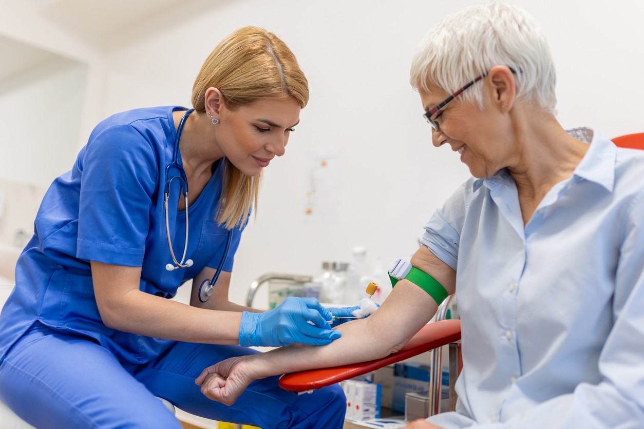 Výskumníci využívajú nové krvné biomarkery na odhalenie zvýšeného rizika Alzheimerovej choroby ešte pred objavením sa prvých príznakov.