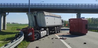 Aż kabina oderwała się od ciężarówki. Straszny wypadek na autostradzie A1. Cud, że nikt nie zginął