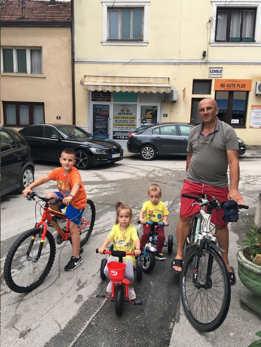 Zoran Lazić sa unucima