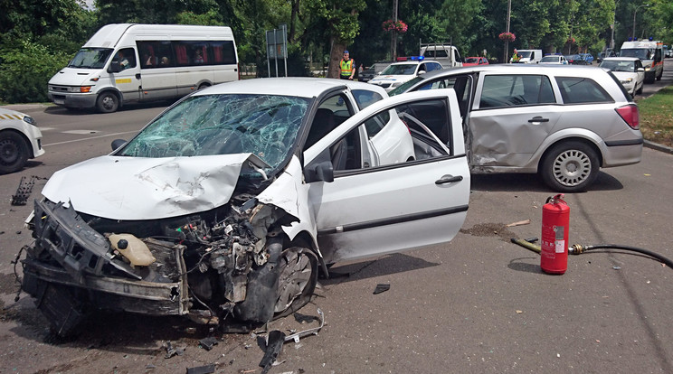 Vétlen autóba csapódott a menekülő sofőr kocsija / Fotó: Blikk