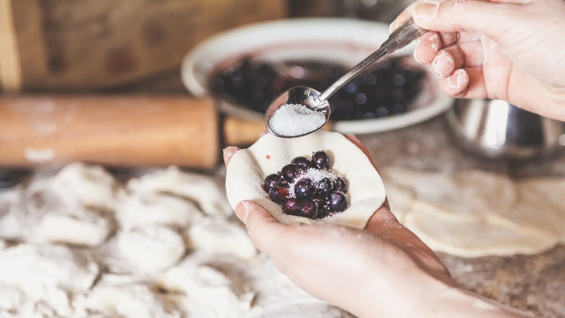 Pierogi z jagodami, jakie robiła moja Babcia. Wychodzą idealne