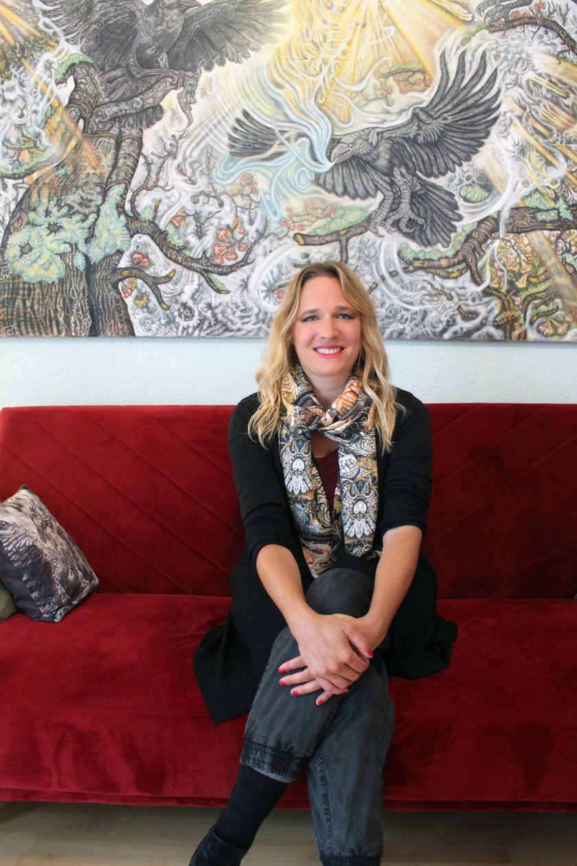 Ginny Litscher est une artiste indépendante depuis 2011. Née à Zurich, elle a étudié le design textile à Lucerne, puis la mode à Londres. 