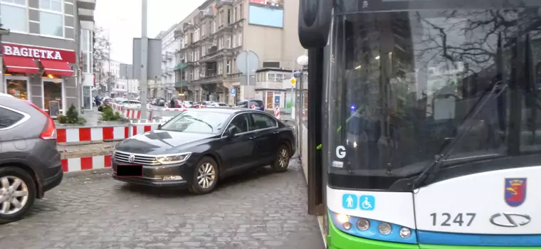 Samochód blokował autobus miejski. Strażnicy nie mieli litości dla kierowcy