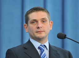 Kownacki tłumaczy się ze wpisu: Płonie pedalska tęcza. Ciekawe ile jeszcze kasy wyda bufetowa na jej renowację