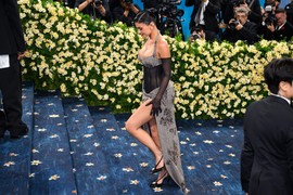 Isplivao snimak kako ARMIJA LJUDI odlepljuje cipele sa stopala KAJLI DŽENER i izaziva SALVE BESA: “Koji đavo?! Uradiće sve zbog popularnosti, a ipak je bila NAJDOSADNIJE OBUČENA!”