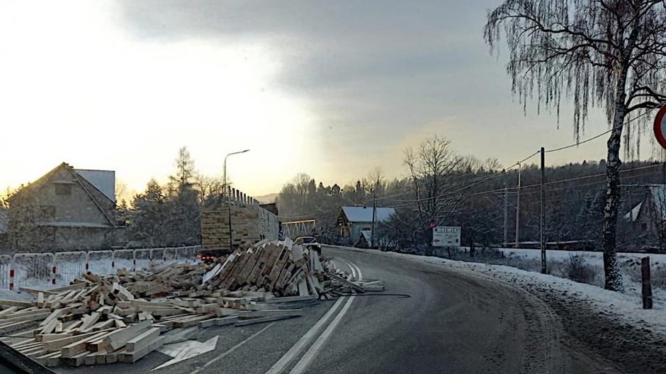 Kierowca „zgubił” przewożony na naczepie ładunek elementów drewnianych