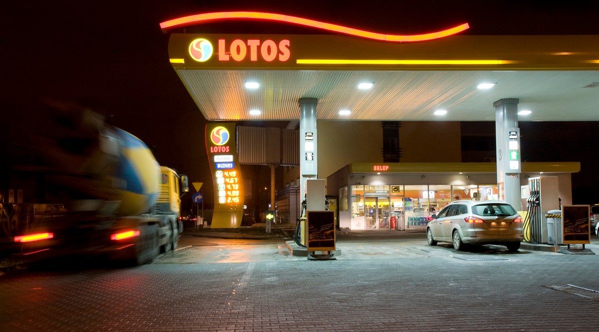 Grupa Lotos od piątku 18 lutego podwyższa cenę hurtową benzyny bezołowiowej 95 i 98 o 5 zł za tysiąc litrów. Fot. Bloomberg