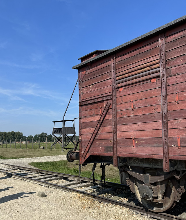 Wagon kolejowy na rampie w Auschwitz II-Birkenau, którym Niemcy transportowali więźniów