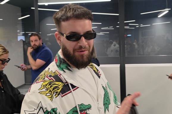 (VIDEO) ŠETA U ČARAPAMA I PAPUČAMA PO AERODROMU Nući otkrio da li će na beogradskom koncertu PEVATI NA PLEJBEK: "Pomeram granice"