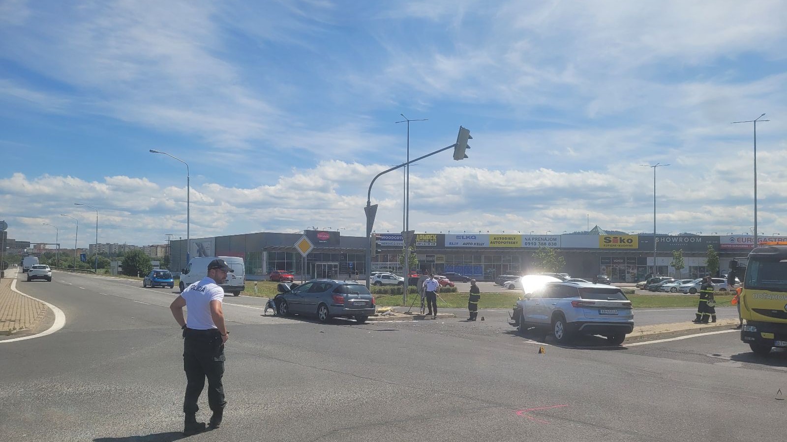 Policajti na mieste nehody auta so štátnym tajomníkom v Poprade, 24. júna 2025