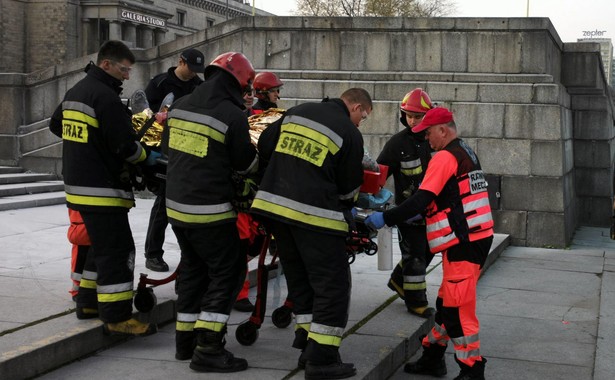 Pytany o stan mężczyzny, Błaszczak odpowiedział, że przebywa on w szpitalu w stanie ciężkim