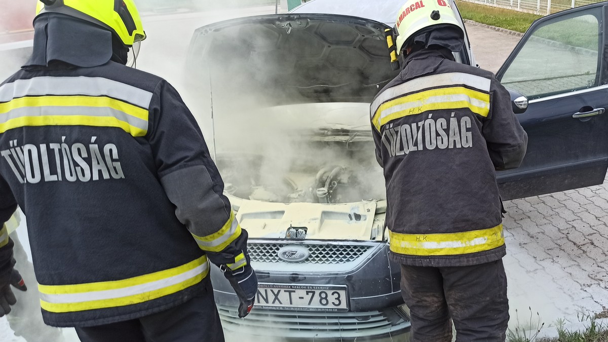 Rémálom egy balassagyarmati benzinkúton: kigyulladt egy autó a töltőállomáson, minden perc számított – fotók