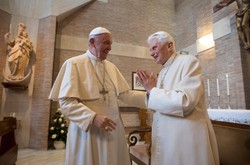 Jaka wyglądała relacja Franciszka z Benedyktem XVI? Biograf dolał oliwy do ognia