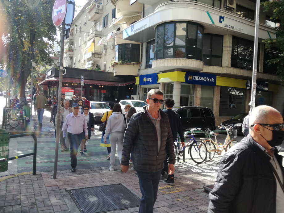 Ulica w Tiranie podczas nakazu noszenia maseczek