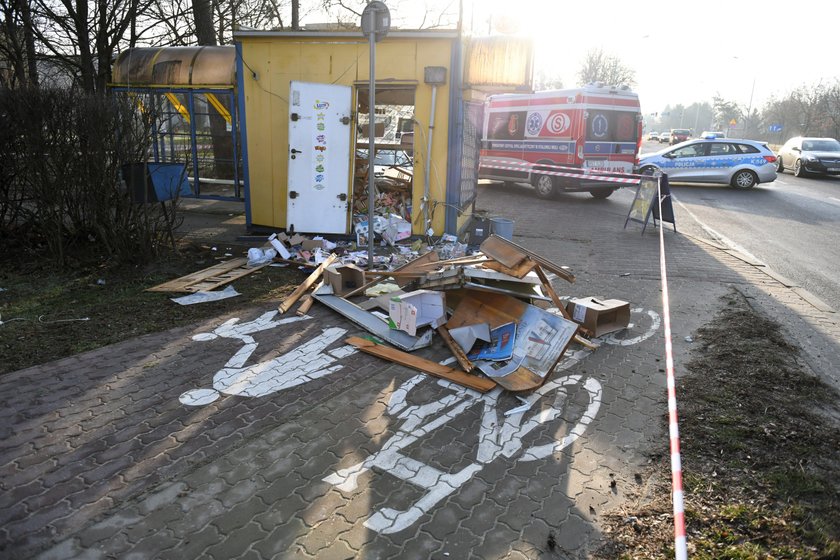 Horror w Stalowej Woli. Nastolatek wjechał w kiosk. Jedna osoba nie żyje