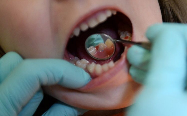 PiS zapowiadał wielki powrót gabinetów stomatologicznych do szkół. A jaka jest rzeczywistość?