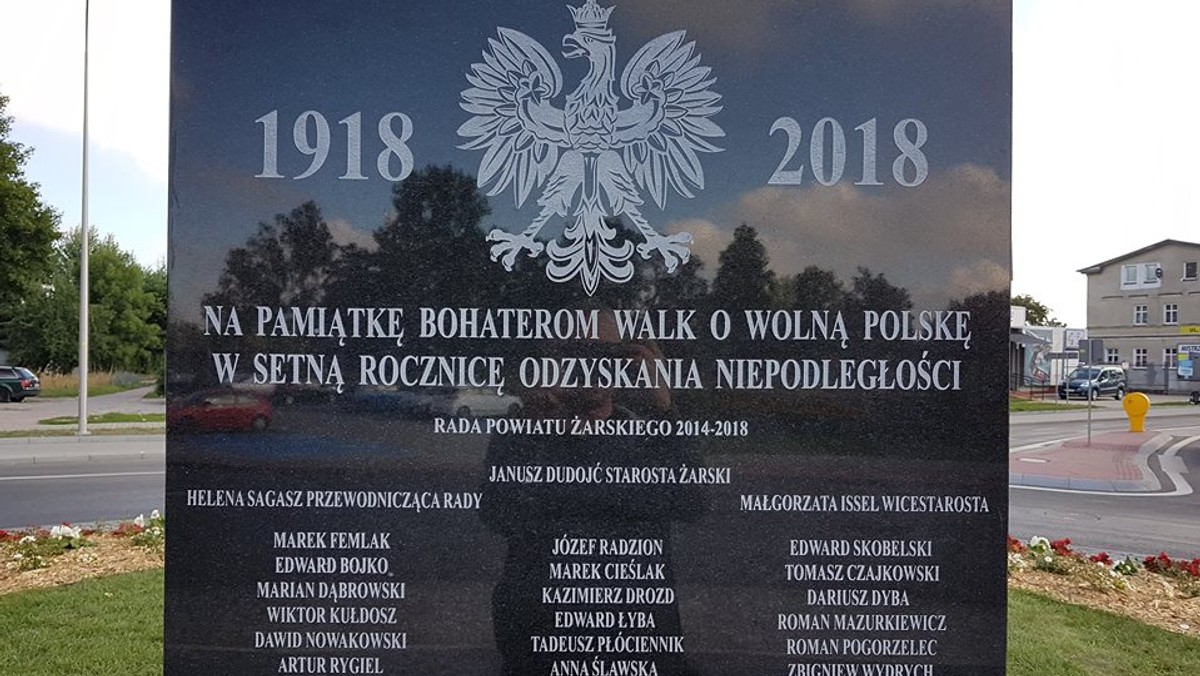 "Na pamiątkę bohaterom walk o wolną Polskę w setną rocznicę odzyskania niepodległości" - można przeczytać na tablicy zamontowanej na nowym rondzie w Żarach. Poniżej widnieją nazwiska powiatowych radnych, starosty oraz wicestarosty. Internautom to się nie spodobało - uważają, że władze powiatu postawiły się w roli bohaterów. - Negatywne komentarze są dla nas krzywdzące i wynikają z błędnej interpretacji tekstu - komentuje dla Onetu starosta.