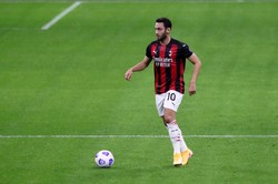 Serie A: Hakan Calhanoglu zastąpi Christiana Eriksena