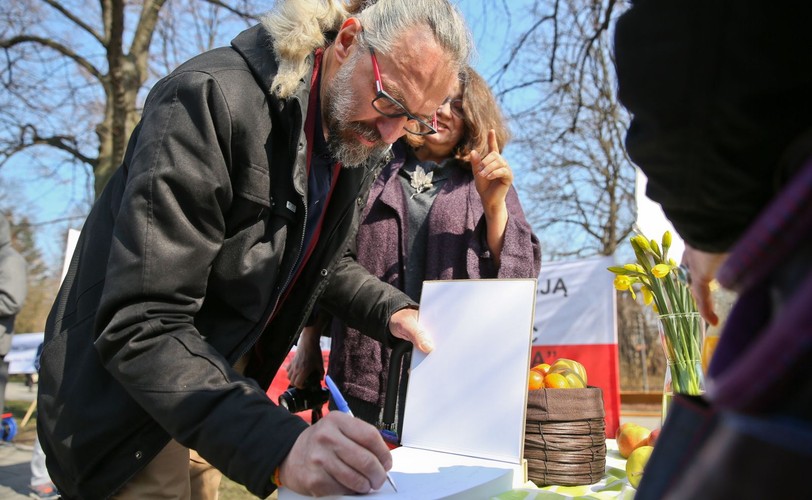 WIELKANOCNA DEMONSTRACJA KOMITETU OBRONY DEMOKRACJI PRZED KANCELARIĄ PREMIERA