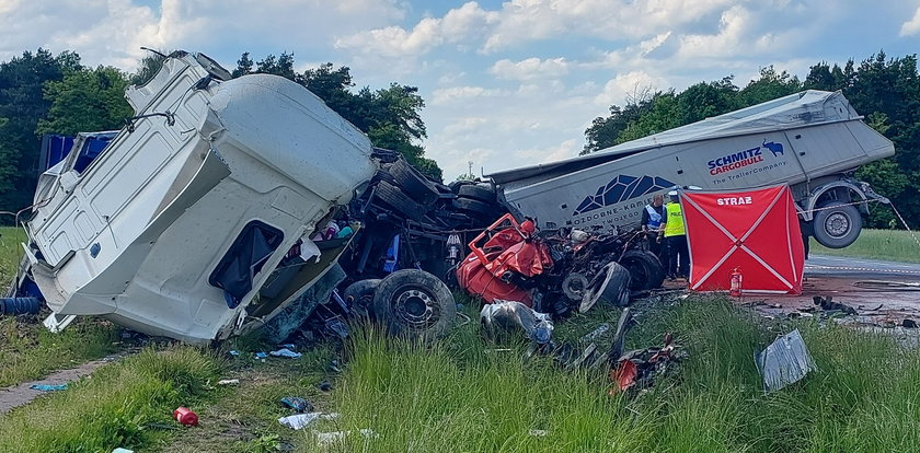 Czołowe zderzenie tirów na DK 50. W ciężarówce wybuchła opona. Jeden kierowca nie żyje, ranne małżeństwo w szpitalu