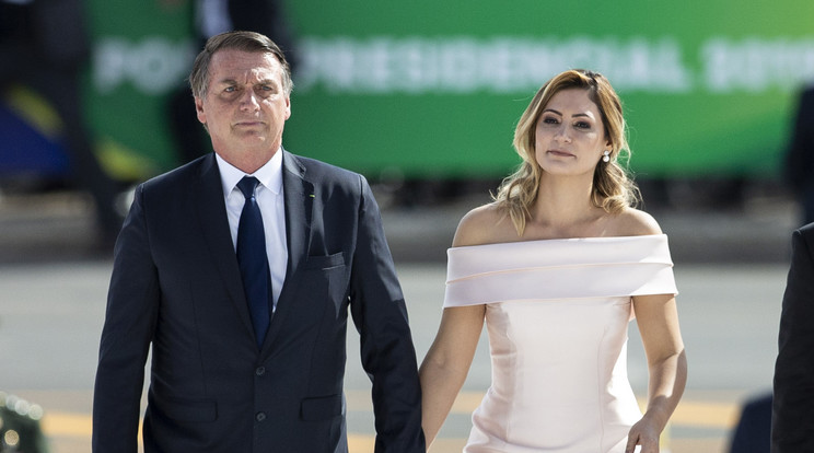 Jair Bolsonaro brazil elnök joggal büszke feleségére. Michelle Reinaldo mindössze 37 éves, és igazi szépség. Igaz, ő a harmadik, akit oltár elé kísért a 27 évvel idősebb politikus /Fotó: Northfoto