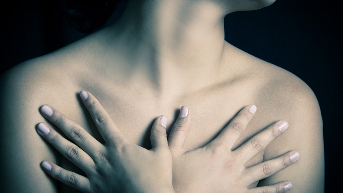 Październik to miesiąc walki z nowotworem piersi. Według najnowszych statystyk w całej Polsce na raka choruje blisko pół miliona osób. Znaczną część stanowią kobiety walczące z nowotworem piersi. Dlaczego badanie to wciąż temat tabu? - Kobiety są wytykane palcami, ich mężowie wyśmiewani - mówi jedna z amazonek.