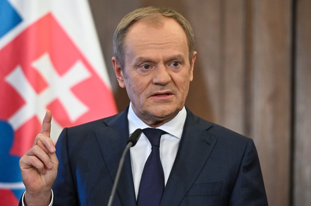 Praga, Czechy, 27.02.2024. Premier RP Donald Tusk podczas konferencji prasowej, po spotkaniu w Pradze, 27 bm. W Pradze odbył się szczyt Grupy Wyszehradzkiej (V4).