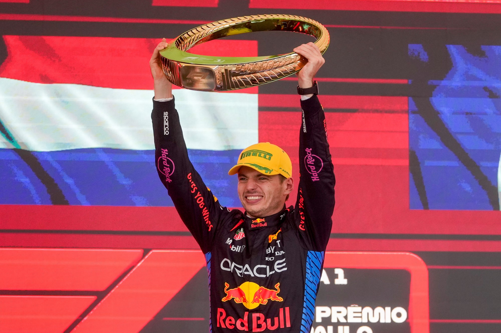 Holandský pretekár Max Verstappen na Red Bulle sa raduje na pódiu z víťazstva na nedeľnej VC Brazílie.