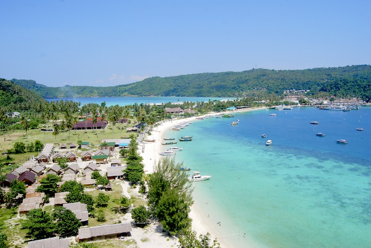 Wyspa Phi Phi Don jest największą w archipelagu. Jako jedyna jest również stale zamieszkała.