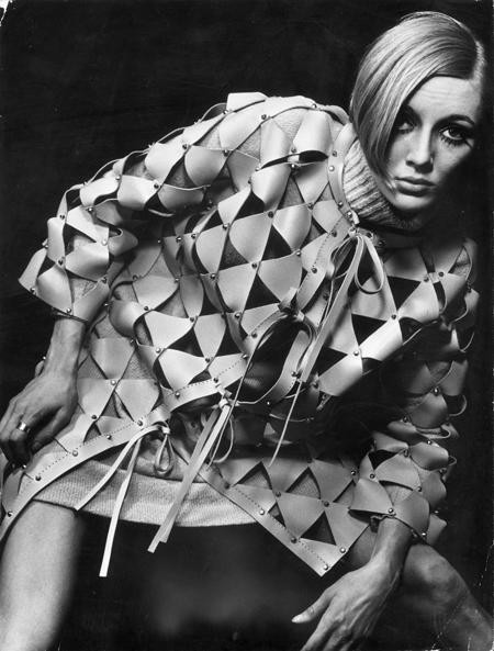 Modelka w kreacji od Paco Rabanne, 1967 r.