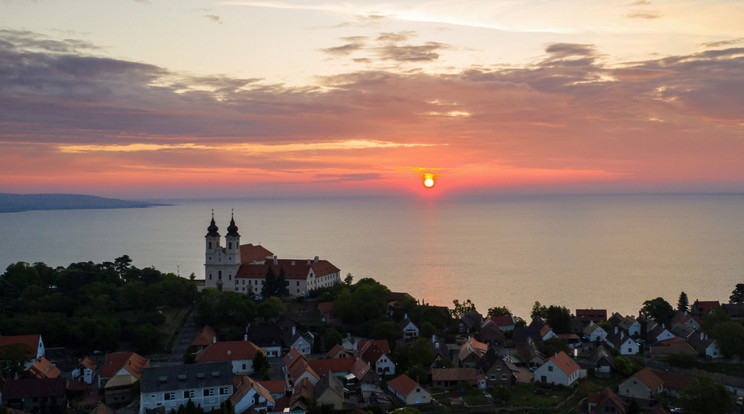 A képen: A Tihanyi Bencés Apátság és a Balaton látképe napfelkeltekor 2020. május 16-án. / Fotó: MTI/Mohai Balázs