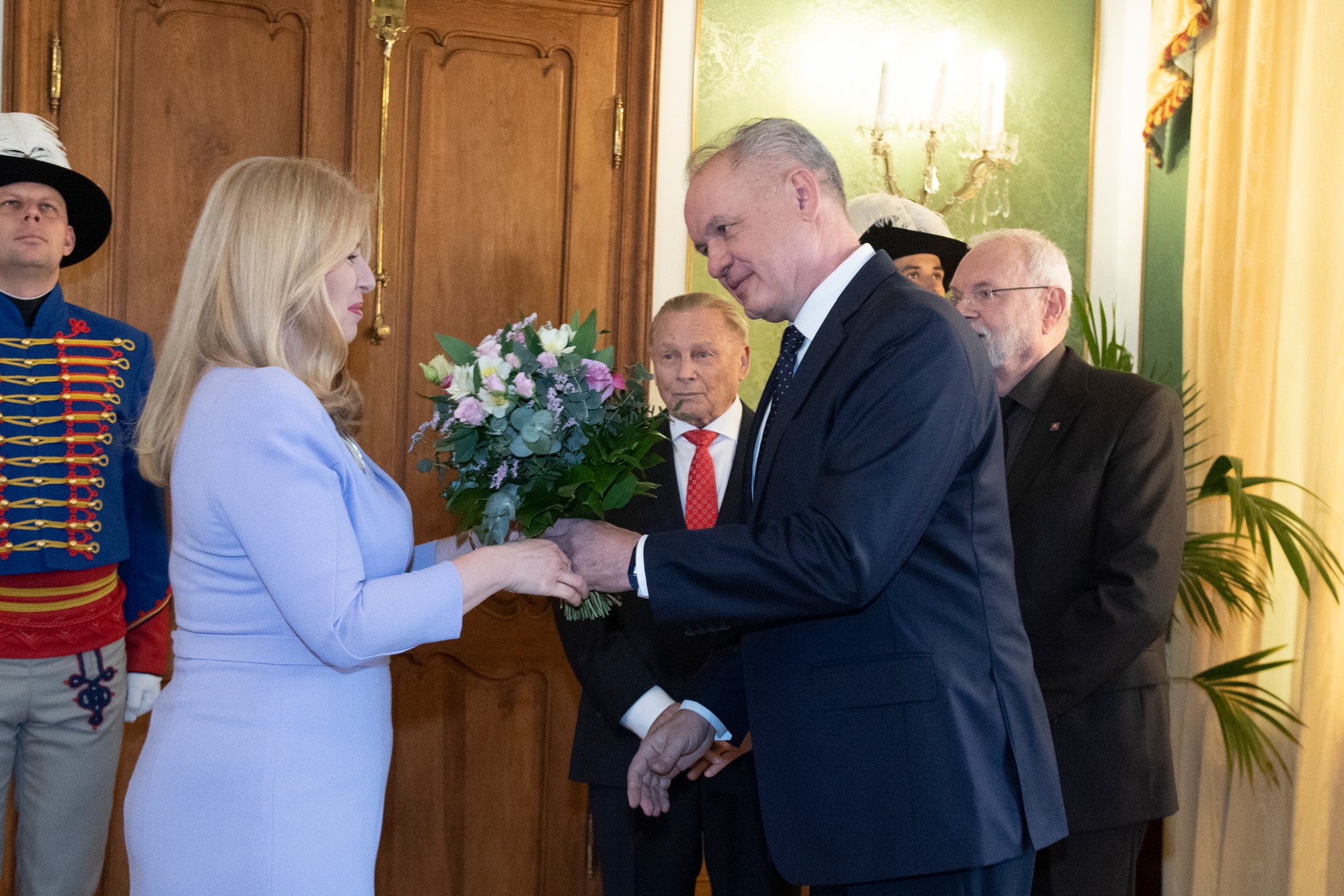 Andrej Kiska a Zuzana Čaputová počas prijatia bývalých prezidentov SR na spoločnom novoročnom obede.