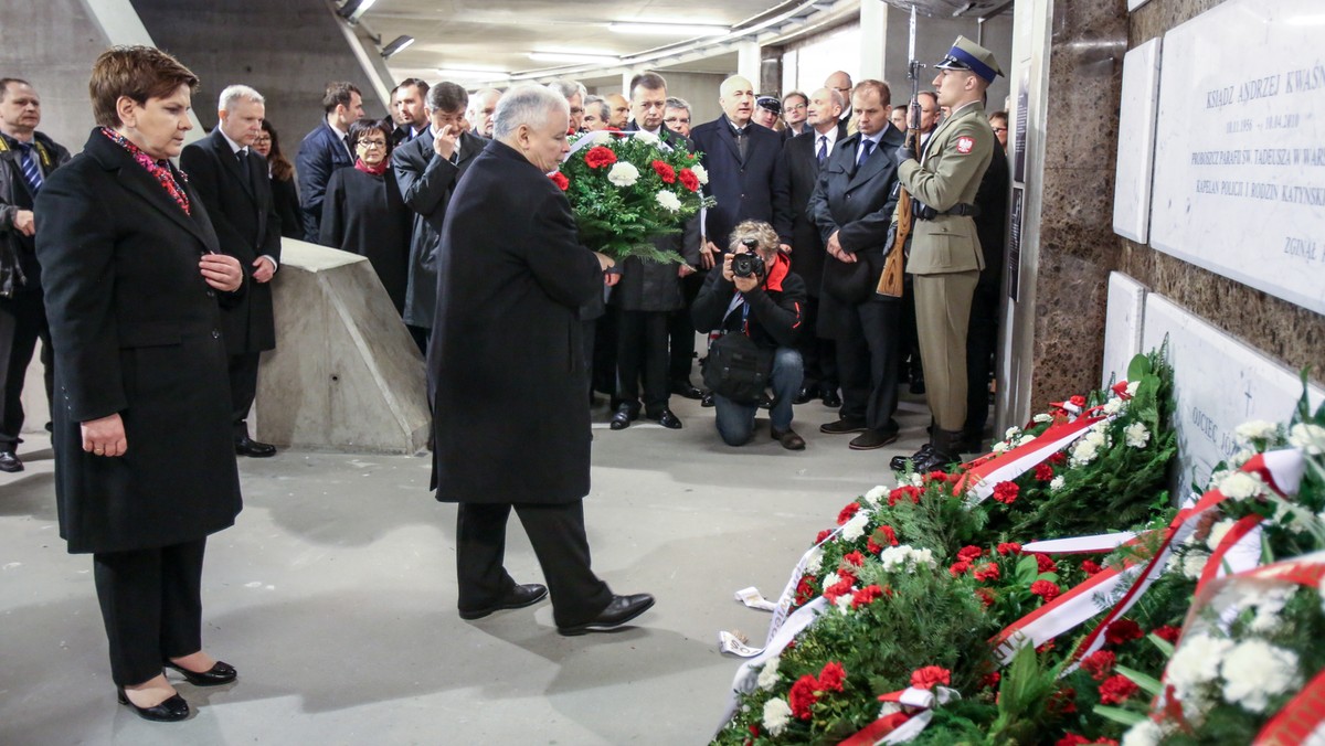 Premier Beata Szydło i lider PiS złożyli wieńce i zapalili znicze przy grobach ofiar katastrofy smoleńskiej, które są pochowane w Świątyni Opatrzności Bożej w Warszawie.