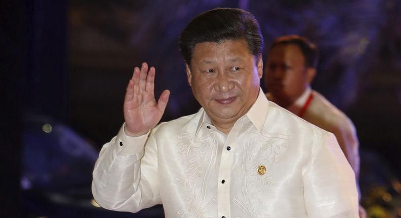 Chinese President Xi Jinping, wearing the traditional Philippine barong, arrives for a welcome dinner during the Asia-Pacific Economic Cooperation (APEC) summit in the capital city of Manila, Philippines November 18, 2015.  REUTERS/Edgar Su