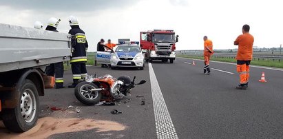 Tragiczny wypadek na A4. Uderzył motorowerem w auto drogowców