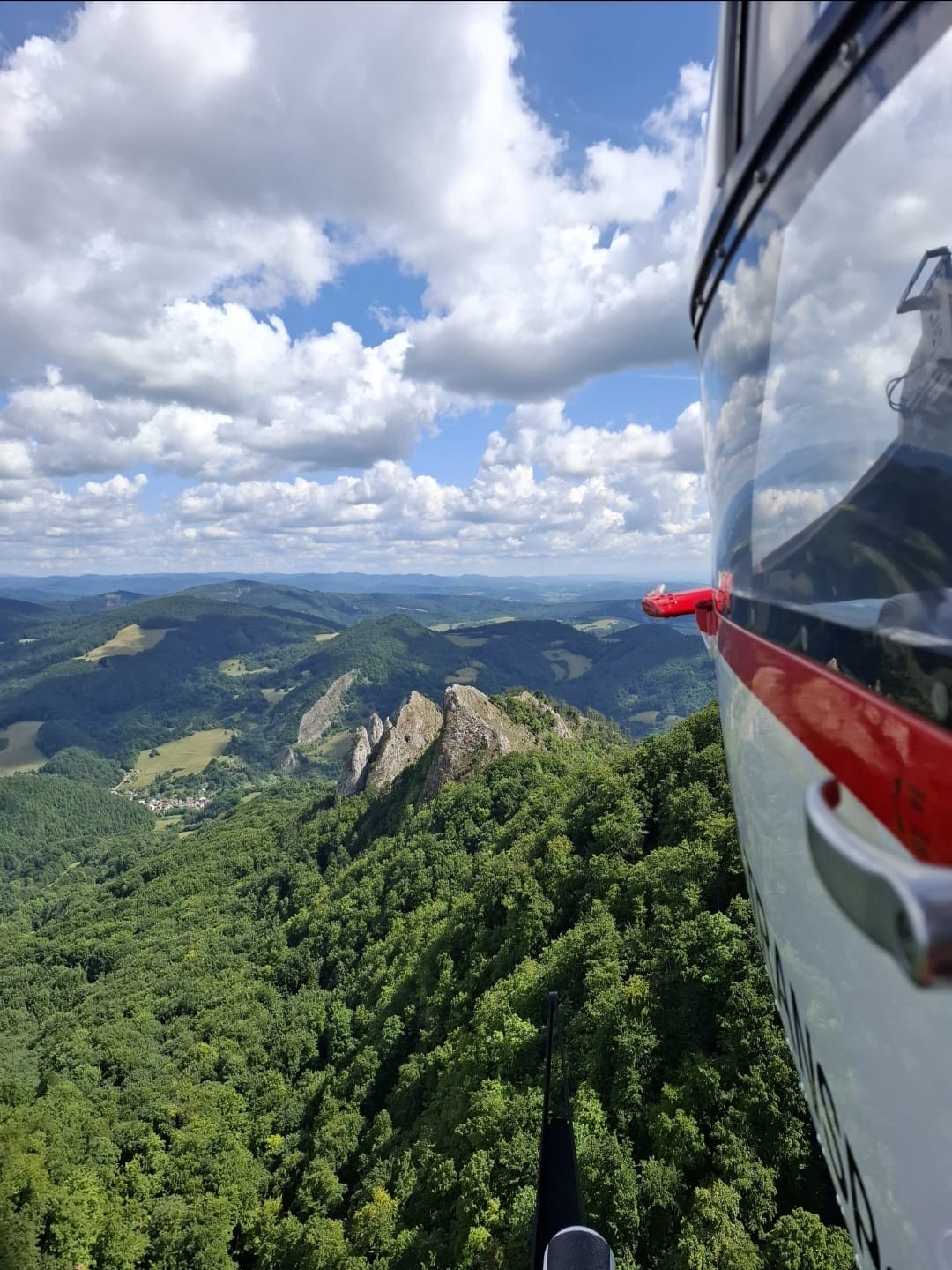 Leteckí záchranári pomáhali zranenej turistke. 